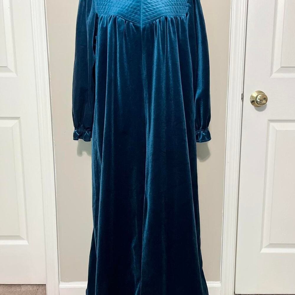 Beautiful luxurious vintage 1980s Teal Velvet Robe
